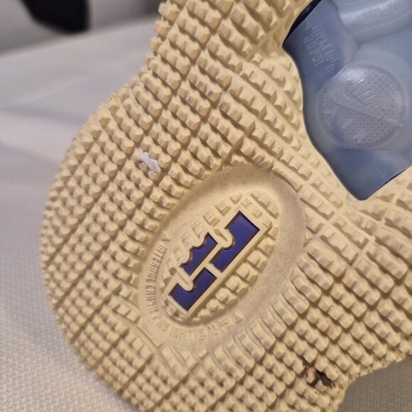 Nike Youth basketball sneakers - Picture 4 of 13